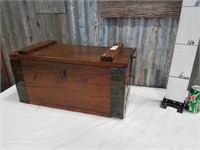 wood box w/ hinged lid