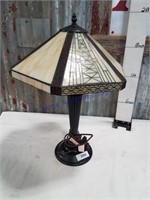 Tiffany-style lamp w/ glass shade