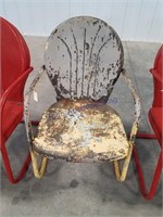 Gray/yellow shell back metal lawn chair