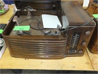 VINTAGE PHILCO RECORD PLAYER/RADIO