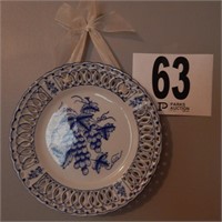 DECORATIVE BLUE AND WHITE PLATE 8 IN