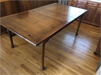 Solid Pine, Dining room table w/ 2 leafs