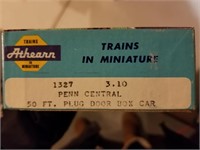 Athearn HO Penn Central 50' Plug Door Box Car