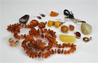 Lot of amber and jade jewellery