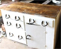 WORK TOP KITCHEN CABINETS  WITH NEAT HORSE SHOE