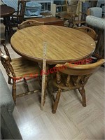 > Round kitchen table w/ 4 chairs & 2 leaves