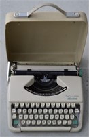 Vtg Olympia Splendid 33 Portable Typerwriter