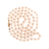 A Lady's Cultured Pearl Necklace with 14K Clasp