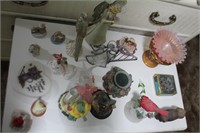 Group of collectables and glassware