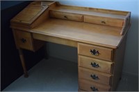 Maple Desk(Good Condition)