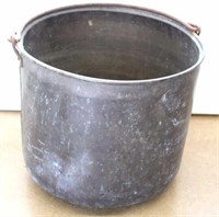 LARGE COPPER KETTLE WITH A BAIL