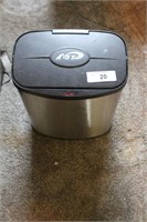 Automatic opening garbage bin