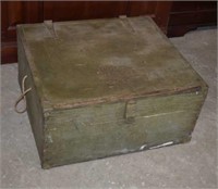 Vtg Lockable Wooden Mode Craft Chest