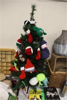 Small xmas tree plus knitted decorations.