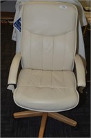 WHITE LEATHER OFFICE CHAIR