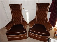 PAIR OF BRWON VINTAGE CHAIRS