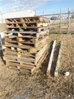 STACK OF PALLETS & 2 - 4X4 POSTS