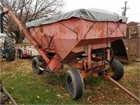 GRAVITY WAGON WITH HYDRAULIC AUGER