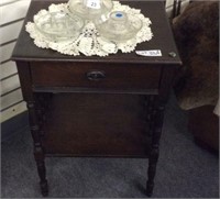 BEDSIDE / END TABLE WITH DRAWER
