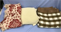 Lot of 2 blankets and a throw          (k 13)