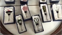 (6) DECORATIVE GLASS WINE STOPPERS IN GIFT BOXES