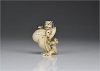 JAPANESE CARVED IVORY NETSUKE OF A FOREIGNER