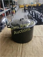 Vintage 12 in black granite cooking pot