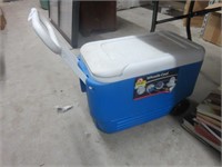 COOLER WITH HANDLE AND WHEELS