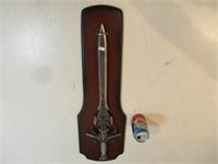 Épée décorative sur plaque