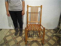 Chaise bercante de tricoteuse en bois