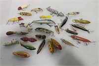 Box of wooden plugs & lures (some Heddon)