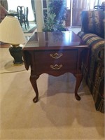 Thomasville end table with two leafs