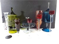 Coupes et vases avec couvercles en verre coloré