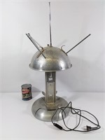 Lampe métallique artisanale retro-futuriste lamp
