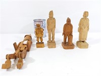 Figurines sculptées et une marionnette articulée