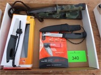 KNIVES GROUP: (1) SOLCORE LITE, (2) SWEDISH FIRE K