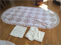 (17) Open lace table cloth, placemats, & napkins