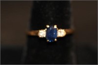 Ladies 14kt yellow gold Sapphire Ring flanked