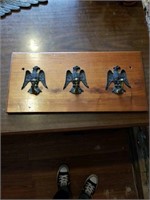 WOODEN PLAQUE W/ EAGLE HOOKS, AND METAL EAGLES