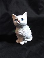 Beswick #1886 Sitting White Persian Cat Figurine