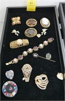 TRAY LOT OF VINTAGE COSTUME JEWELRY INCL BROOCHES