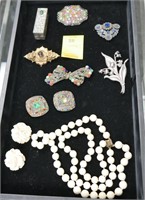 TRAY LOT VINTAGE JEWELRY INCL CARNEGIE