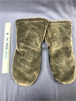 Pair of faux fur mittens     (11)