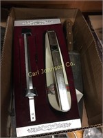 BOX OF ASSORTED KNIVES/ELECTRIC KNIFE