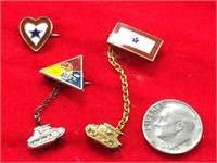 2 MILITARY MOTHERS PINS