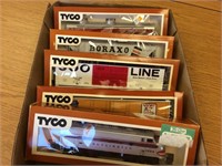 5 TYCO H.O. GUAGE TRAIN CARS