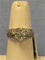 18kt White gold and diamond ring, has a center dia