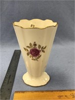 Lenox vase 7in          (k 92)