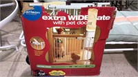 Extrawide safety gate with a pet door, (793)