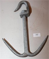 Wrought iron dbl hook-12" tall, 9.25" tip to tip.